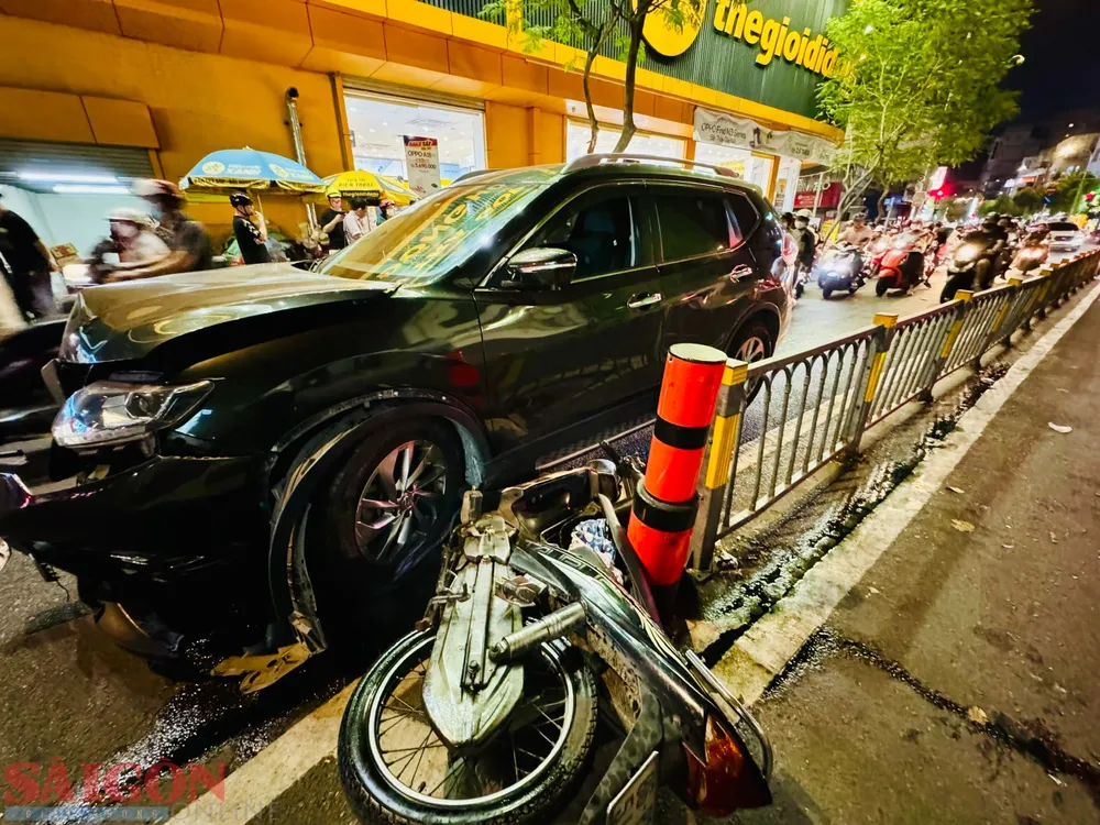 Xe máy của cô gái tại hiện trường Xe máy của cô gái tại hiện trường