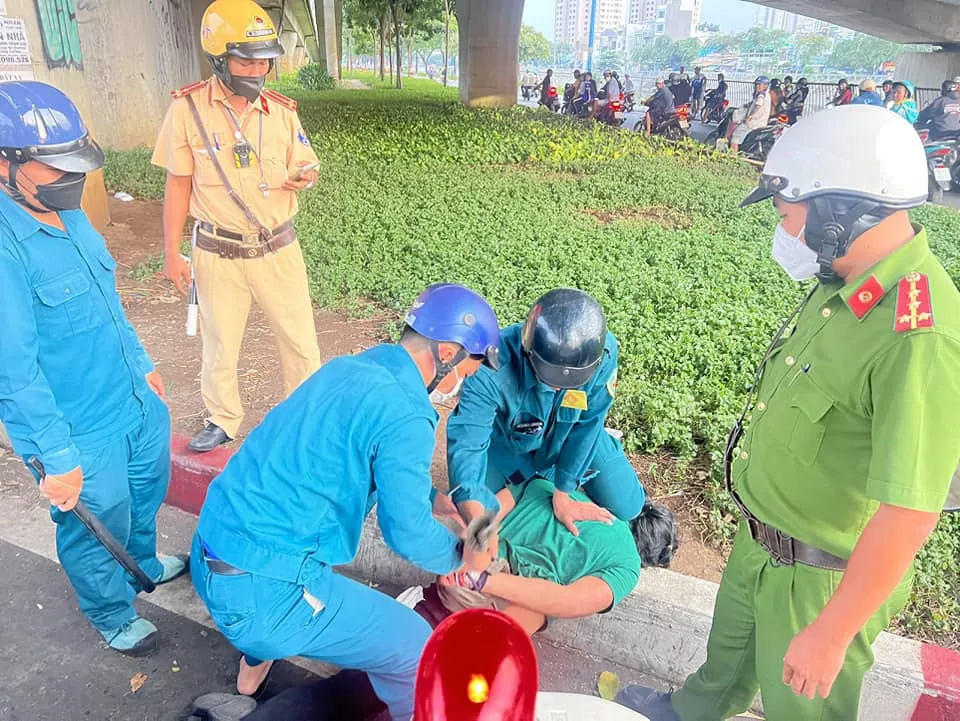 Nhu bị lực lượng Ban Chỉ huy Quân sự phường 15, quận 8 khống chế bắt giữ Nhu bị lực lượng Ban Chỉ huy Quân sự phường 15, quận 8 khống chế bắt giữ