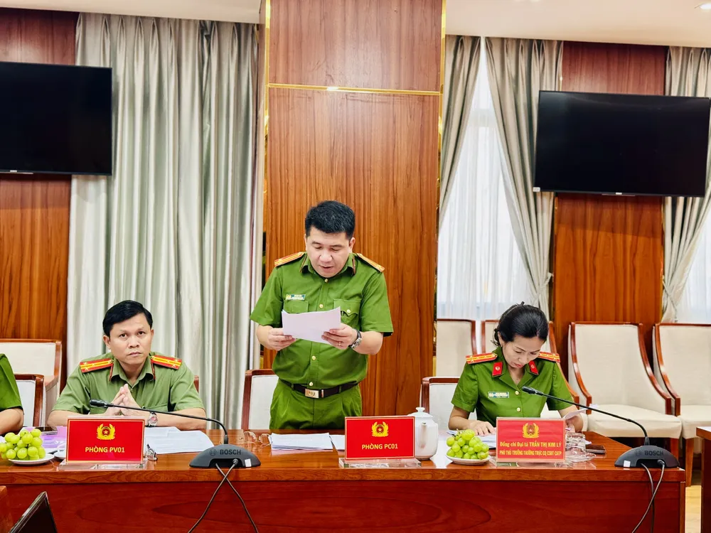 Trung tá Cù Huy Anh, Phó Chánh Văn phòng Cơ quan CSĐT (PC01), Công an TPHCM báo cáo tại buổi giám sát