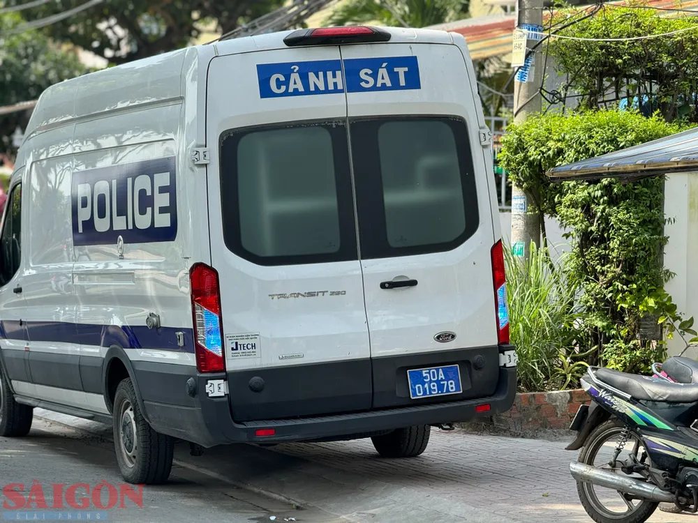 Xe lực lượng công an gần hiện trường Xe lực lượng công an gần hiện trường