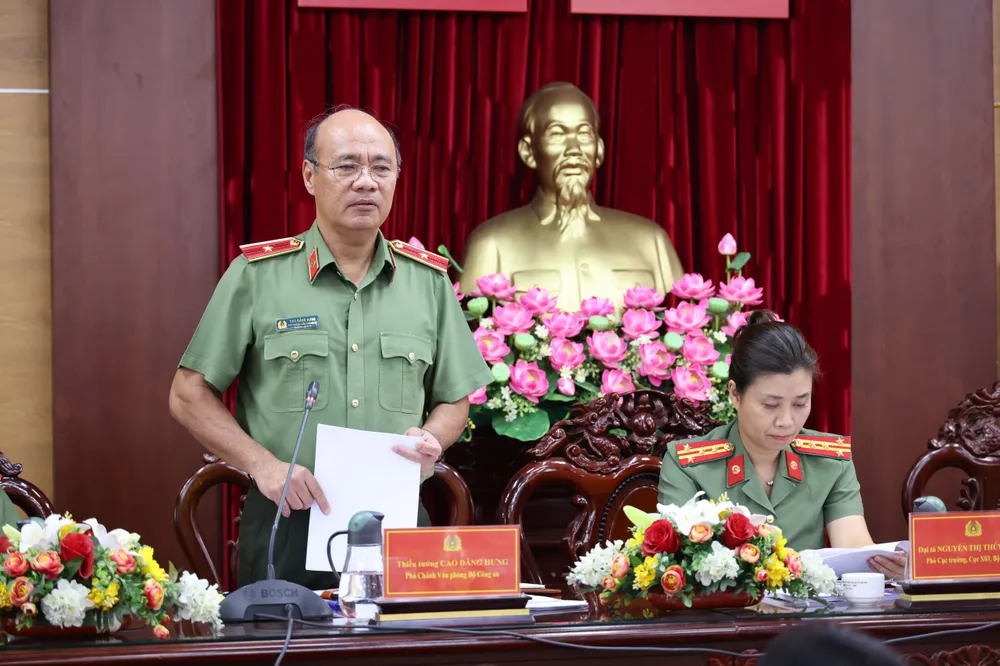 Thiếu tướng Cao Đăng Hưng phát biểu tại hội nghị Thiếu tướng Cao Đăng Hưng phát biểu tại hội nghị