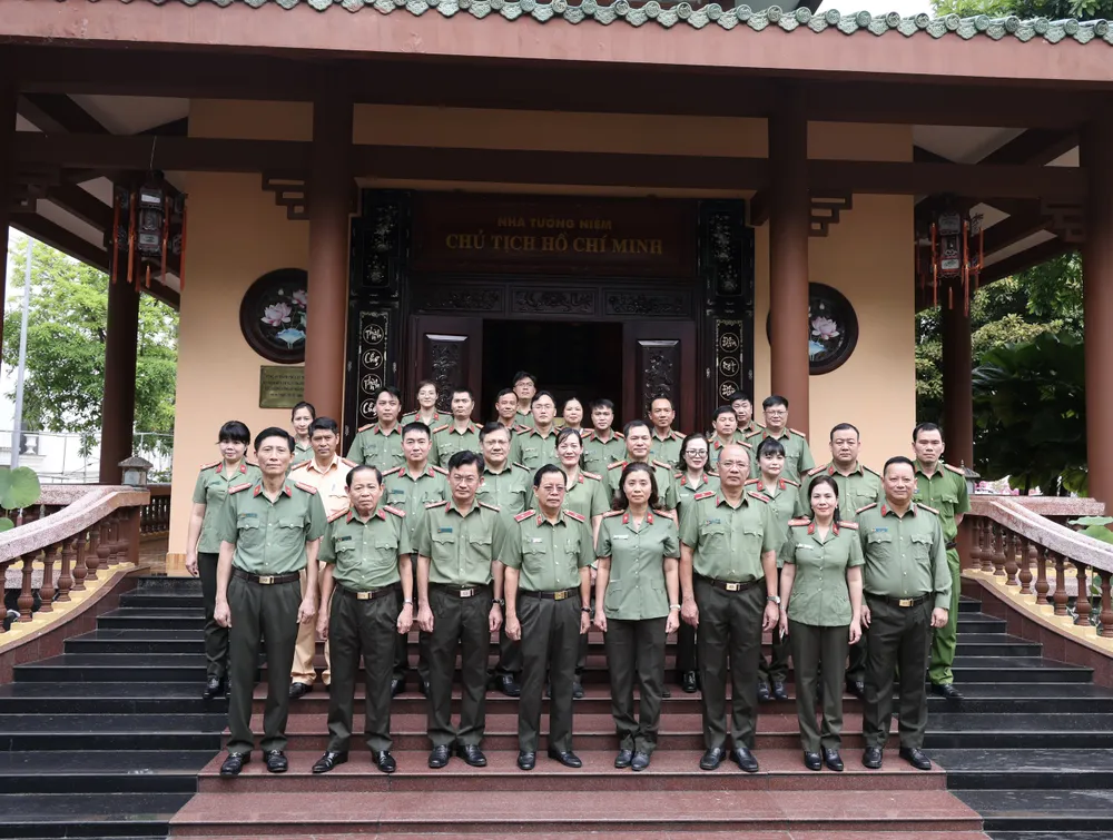 Cụm thi đua số I - Bộ Công an gồm Công an: TP Hà Nội, TP HCM, Hải Phòng, Đà Nẵng, Cần Thơ chụp ảnh lưu niệm Cụm thi đua số I - Bộ Công an gồm Công an: TP Hà Nội, TP HCM, Hải Phòng, Đà Nẵng, Cần Thơ chụp ảnh lưu niệm