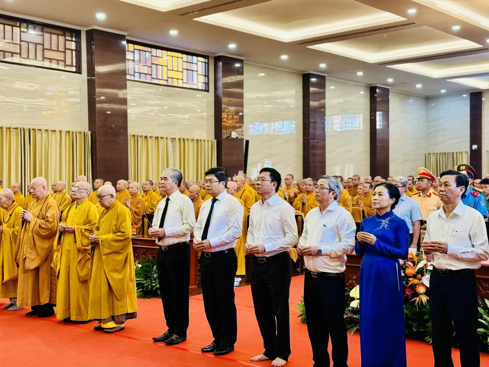 Phó Chủ tịch UBND TPHCM Ngô Minh Châu và Phó Trưởng Ban chuyên trách Ban ATGT TPHCM Nguyễn Thành Lợi cùng lãnh đạo các đơn vị dâng hương tưởng niệm nạn nhân tử vong do tai nạn giao thông năm 2023. Ảnh: CHÍ THẠCH Phó Chủ tịch UBND TPHCM Ngô Minh Châu và Phó Trưởng Ban chuyên trách Ban ATGT TPHCM Nguyễn Thành Lợi cùng lãnh đạo các đơn vị dâng hương tưởng niệm nạn nhân tử vong do tai nạn giao thông năm 2023. Ảnh: CHÍ THẠCH