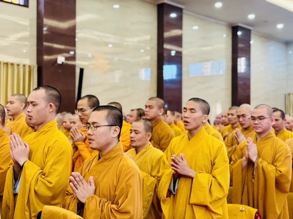 Các tăng ni cầu siêu các nạn nhân bị tử nạn do tai nạn giao thông. Ảnh: CHÍ THẠCH Các tăng ni cầu siêu các nạn nhân bị tử nạn do tai nạn giao thông. Ảnh: CHÍ THẠCH