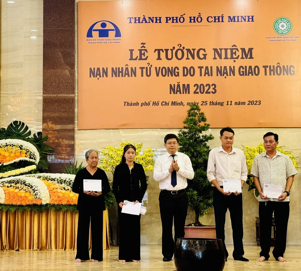 Dịp này, Phó Trưởng Ban chuyên trách Ban ATGT TPHCM Nguyễn Thành Lợi trao phần quà cho các gia đình có người bị tai nạn giao thông nhằm an ủi, động viên tinh thần Dịp này, Phó Trưởng Ban chuyên trách Ban ATGT TPHCM Nguyễn Thành Lợi trao phần quà cho các gia đình có người bị tai nạn giao thông nhằm an ủi, động viên tinh thần