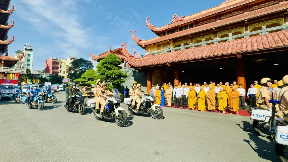 Sau lễ tưởng niệm, cầu siêu, các lực lượng chức năng tại TPHCM ra quân tuyên truyền trật tự ATGT trên địa bàn TPHCM. Ảnh: CHÍ THẠCH Sau lễ tưởng niệm, cầu siêu, các lực lượng chức năng tại TPHCM ra quân tuyên truyền trật tự ATGT trên địa bàn TPHCM. Ảnh: CHÍ THẠCH