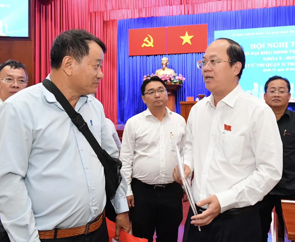 ĐB Nguyễn Hồ Hải trao đổi với cử tri quận 11. Ảnh: VIỆT DŨNG ĐB Nguyễn Hồ Hải trao đổi với cử tri quận 11. Ảnh: VIỆT DŨNG