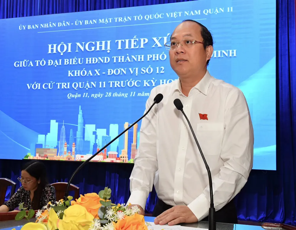 ĐB Nguyễn Hồ Hải trả lời các vấn đề cử tri quan tâm. Ảnh: VIỆT DŨNG ĐB Nguyễn Hồ Hải trả lời các vấn đề cử tri quan tâm. Ảnh: VIỆT DŨNG