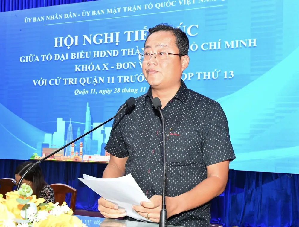 ĐB Trương Quốc Lâm báo cáo dự kiến chương trình kỳ họp thứ 13 HĐND TPHCM khóa X với cử tri. Ảnh: VIỆT DŨNG ĐB Trương Quốc Lâm báo cáo dự kiến chương trình kỳ họp thứ 13 HĐND TPHCM khóa X với cử tri. Ảnh: VIỆT DŨNG