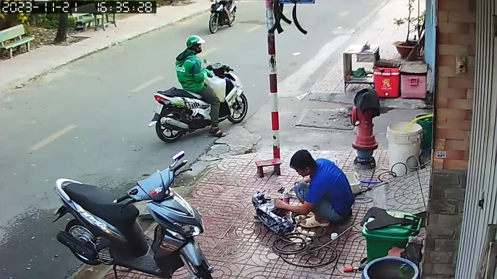 Nghi phạm Nhu mặc áo Grab đứng ở đầu hẻm trước khi gây án Nghi phạm Nhu mặc áo Grab đứng ở đầu hẻm trước khi gây án