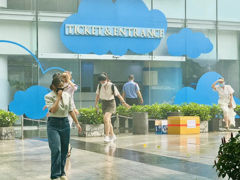 Nhân viên cùng khách hàng được sơ tán ra bên ngoài tòa nhà