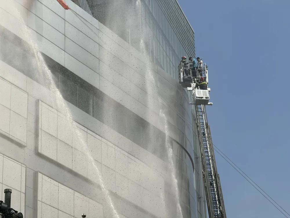 Lực lượng dùng xe thang tiếp cận tầng cao từ bên ngoài để cứu những người bị mắc kẹt