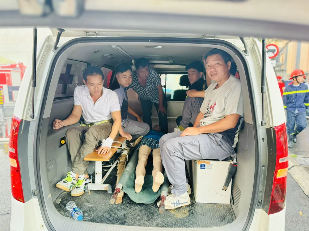 Người bị thương được đưa đi cấp cứu