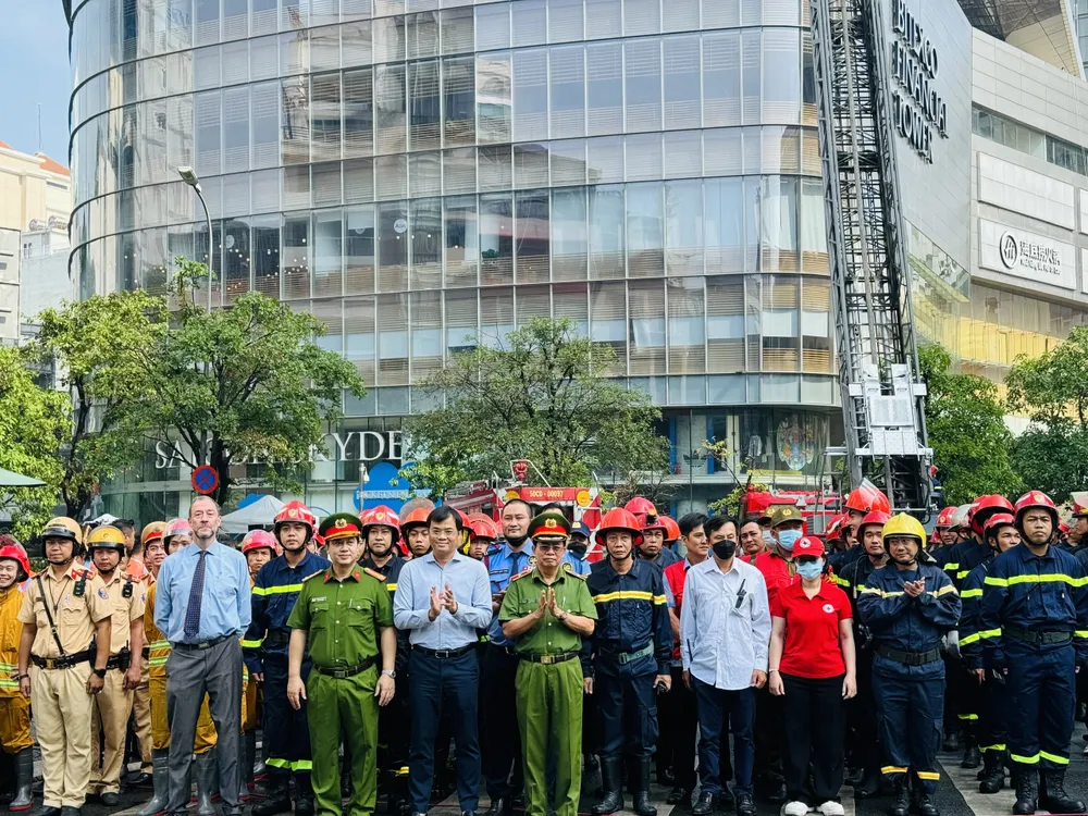 Thiếu tướng Trần Đức Tài động viên chức mừng các lực lượng tham gia buổi diễn tập