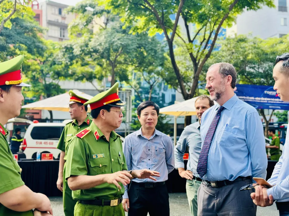 Thiếu tướng Trần Đức Tài trao đổi với lãnh đạo tòa nhà Bitexco Financial Tower sau buổi diễn tập