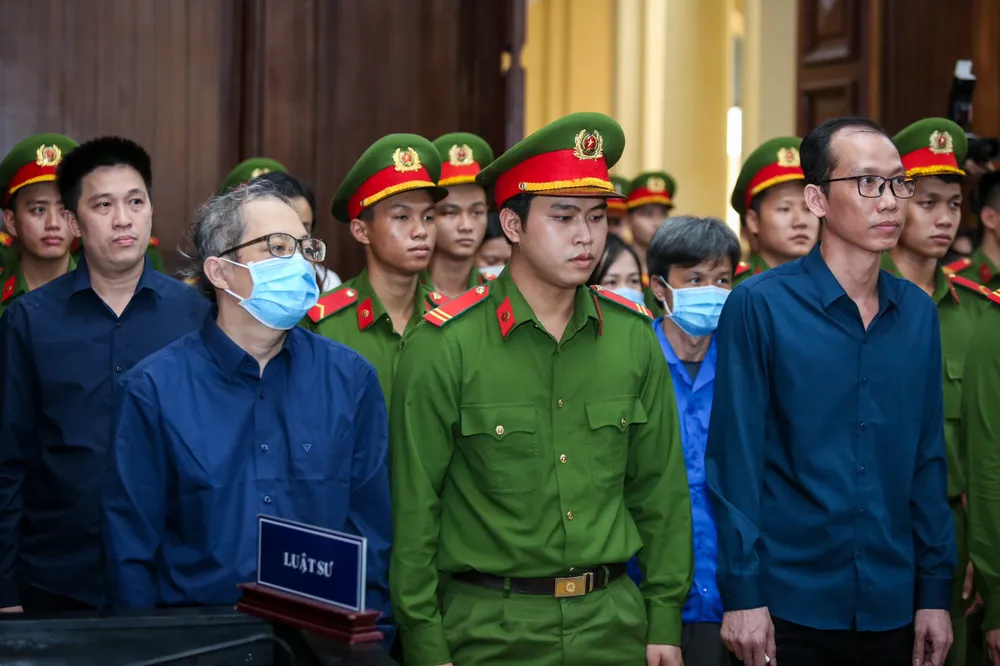 Các bị cáo nghe HĐXX tuyên án