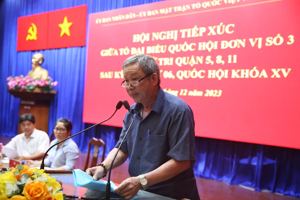 Cử tri nêu ý kiến với tổ ĐBQH TPHCM