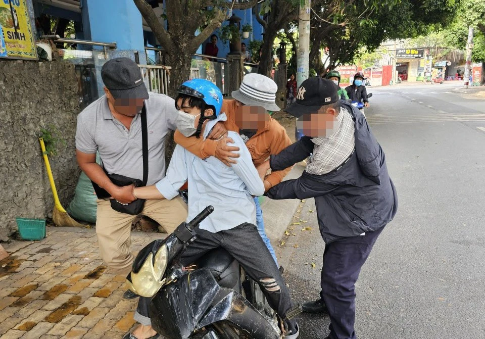 Long lúc bị trinh sát khống chế 