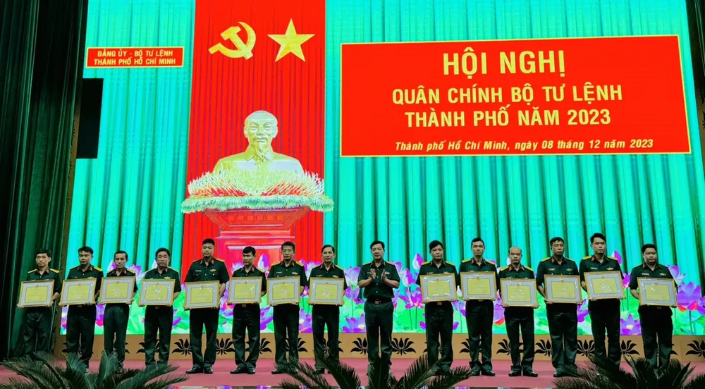 Lãnh đạo Bộ Tư lệnh TPHCM trao giấy khen cho cá nhân, đơn vị có thành tích xuất sắc z4954486721091-c3524983ce22d4e4d71dcf268096e6e7-135.jpg