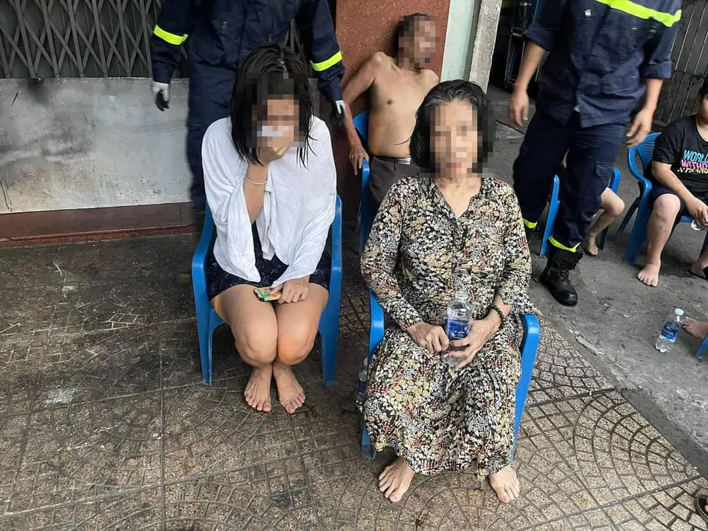 Các nạn nhân được đưa ra ngoài an toàn z4959824184182-1fe73e90fe63f40bd8366cadff0f518b-3326.jpg