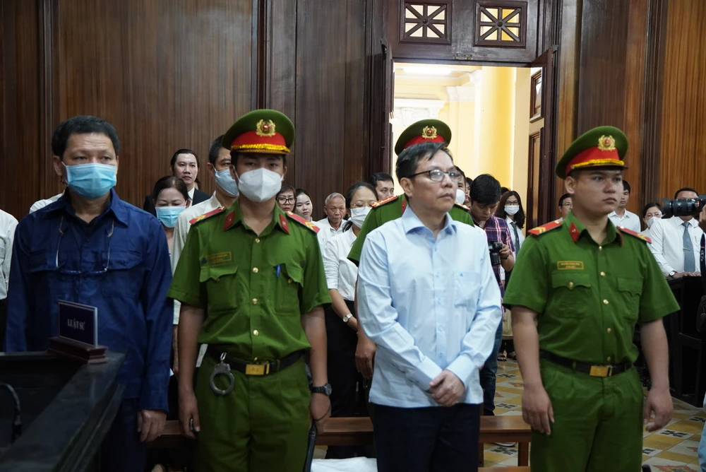 Các bị cáo tại tòa z5016517451163-765a5724179263cf50df08008520cbb6-2867.jpg