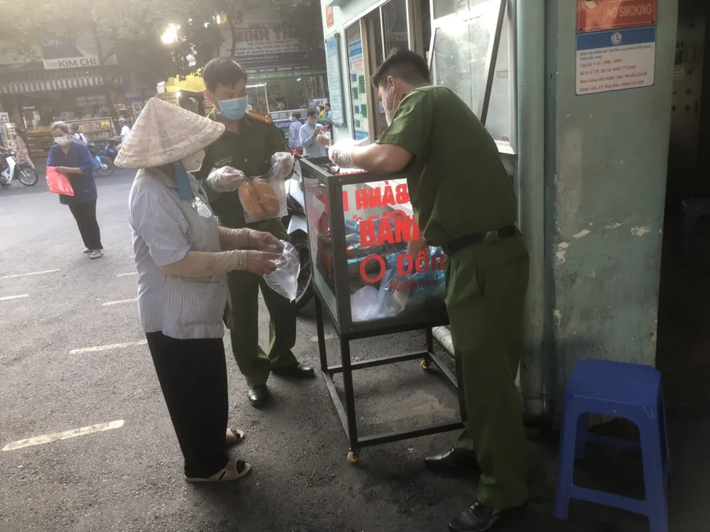 Công an trao bánh mì cho người dân z5038992396691-4cc530610803652d0b9a2c6f9c5a38c3-8488.jpg