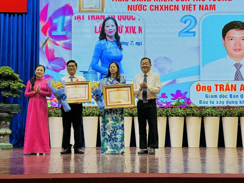 Lãnh đạo TPHCM và quận 11 trao bằng khen của Thủ tướng cho 2 cá nhân ở quận 11 có thành tích xuất sắc. Ảnh: CHÍ THẠCH