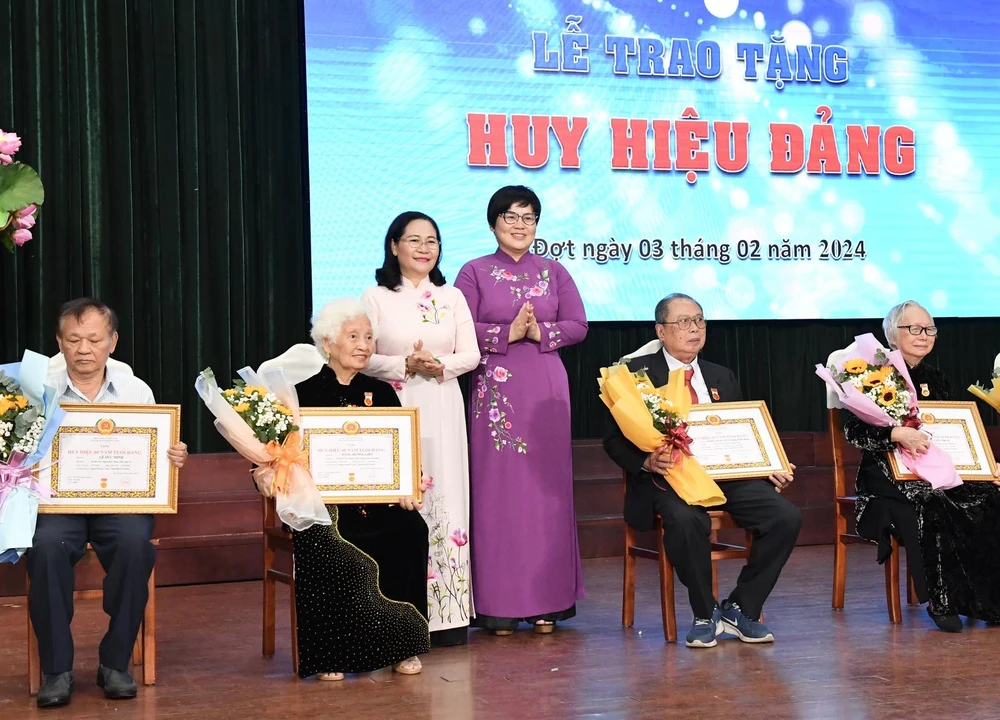 Đồng chí Nguyễn Thị Lệ cùng lãnh đạo quận 5 trao Huy hiệu Đảng đến đảng viên cao tuổi Đảng ở quận 5. Ảnh: VIỆT DŨNG img-2679-5561.jpg