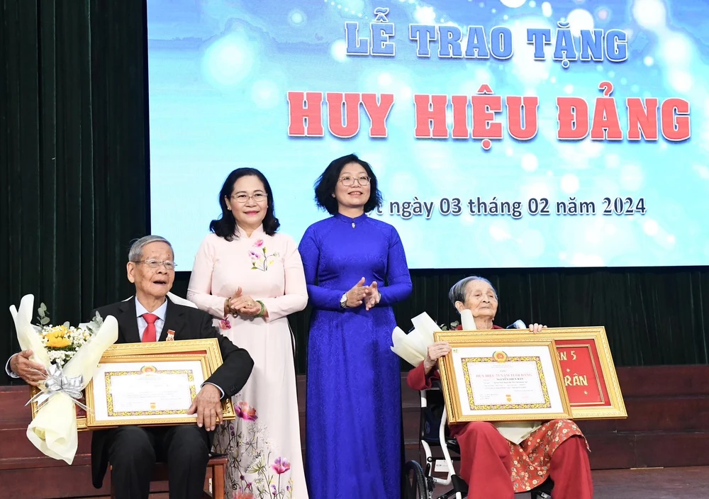Đồng chí Nguyễn Thị Lệ trao Huy hiệu 75 tuổi Đảng đến 2 đồng chí. Ảnh: VIỆT DŨNG img-2681-9251.jpg