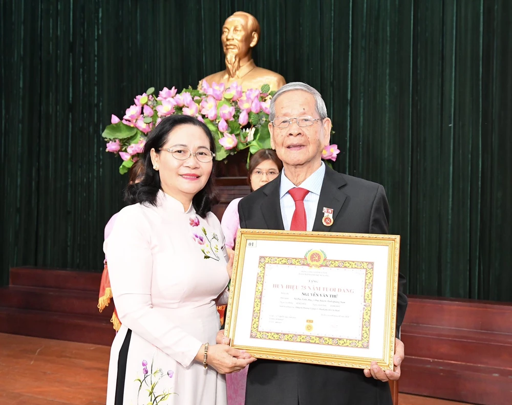 Đồng chí Nguyễn Thị Lệ trao Huy hiệu 75 tuổi Đảng đến đồng chí Nguyễn Văn Thử. Ảnh: VIỆT DŨNG img-2685-2590.jpg