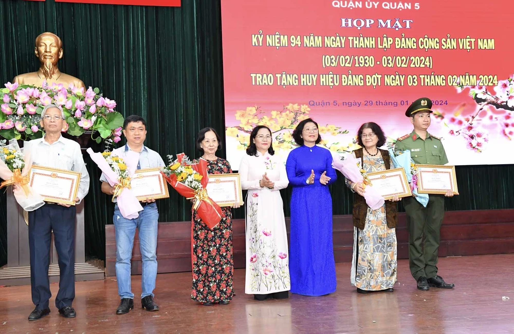 Đồng chí Nguyễn Thị Lệ trao Bằng khen của Ban Thường vụ Thành ủy TPHCM cho đảng viên hoàn thành xuất sắc nhiệm vụ 5 năm liền. Ảnh: VIỆT DŨNG img-2687-3609.jpg