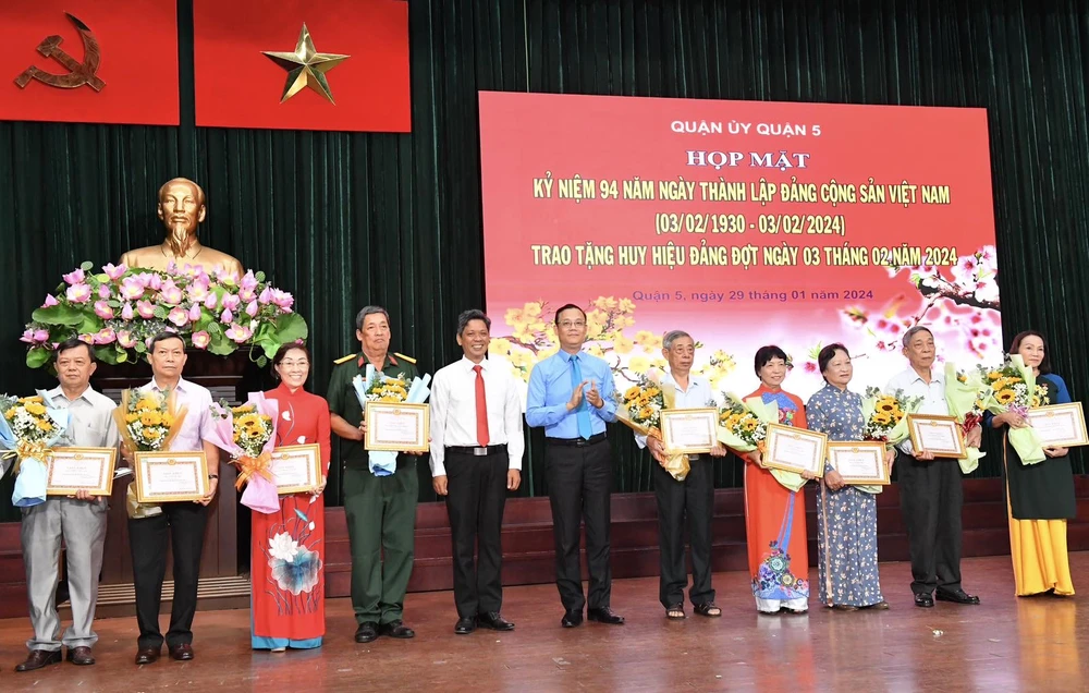 Phó Bí thư Thường trực Quận ủy quận 5 Cao Sơn Yên trao Giấy khen cho các đồng chí Bí thư Chi bộ Khu phố tiêu biểu năm 2023. Ảnh: VIỆT DŨNG img-2688-2961.jpg