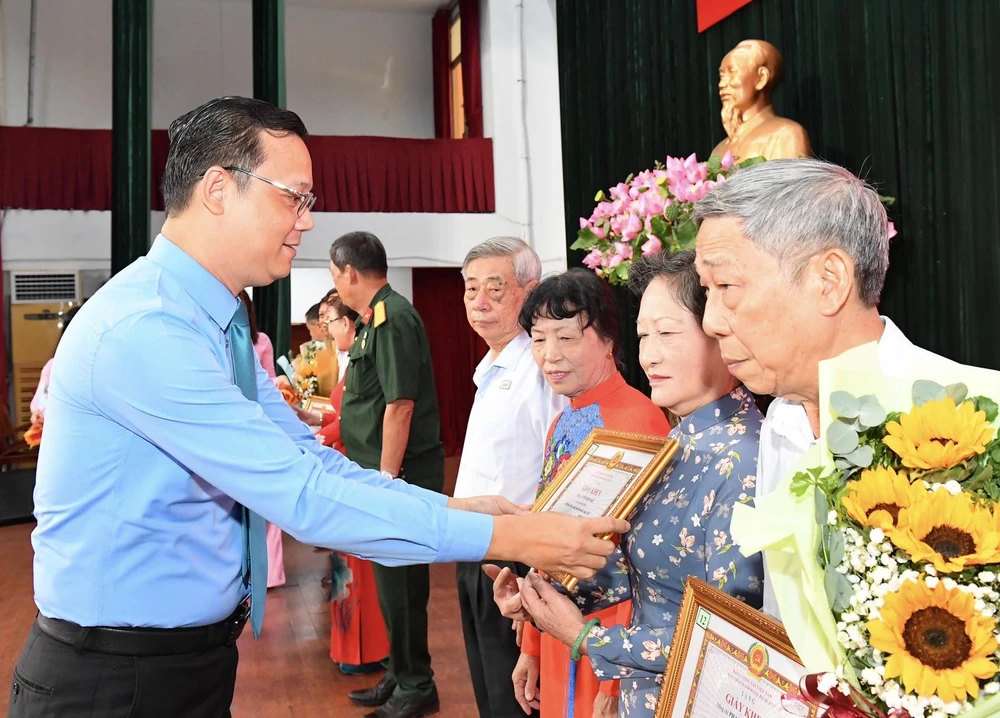 Phó Bí thư Thường trực Quận ủy quận 5 Cao Sơn Yên trao Giấy khen cho các đồng chí Bí thư Chi bộ Khu phố tiêu biểu năm 2023. Ảnh: VIỆT DŨNG img-2689-4832.jpg