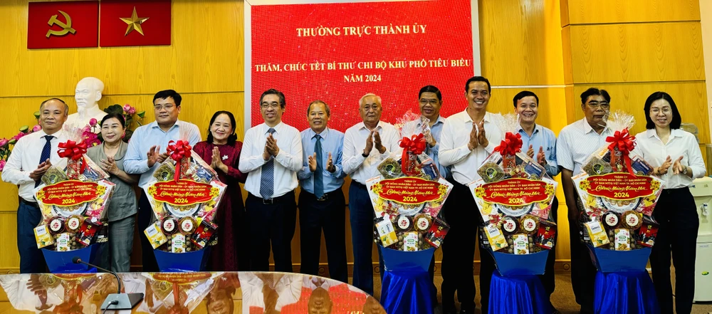 Phó Bí thư Thành ủy TPHCM Nguyễn Phước Lộc cùng lãnh đạo quận 12 trao quà, chúc mừng các đồng chí Bí thư Chi bộ khu phố tiêu biểu ở quận 12