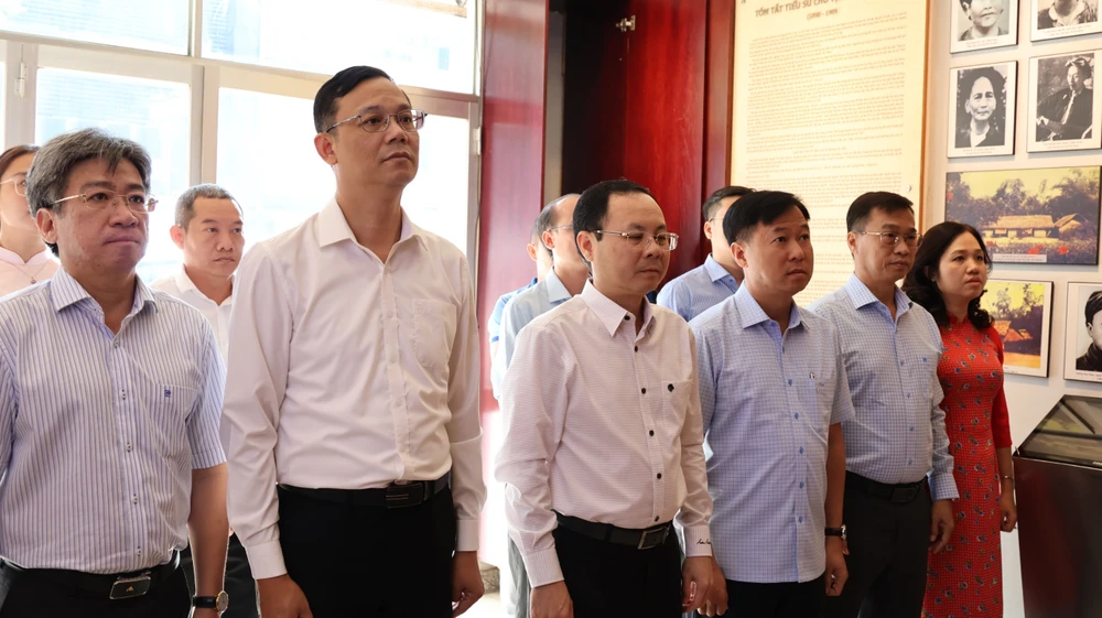 Đồng chí Nguyễn Văn Hiếu, Bí thư Thành ủy TP Cần Thơ, nguyên Bí thư Quận ủy quận 5 cùng các thành viên dành phút mặc niệm tưởng nhớ công ơn to lớn của Bác Hồ tại Nhà lưu niệm Chủ tịch Hồ Chí Minh z5155290816940-a7b7480d1c141a0c3c1932ef98480144-8639.jpg