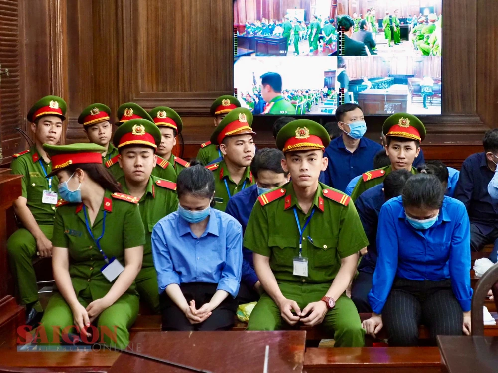 Các bị cáo tại phiên tòa chiều 7-3. Ảnh: HOÀNG HÙNG 1-6379-609.jpg