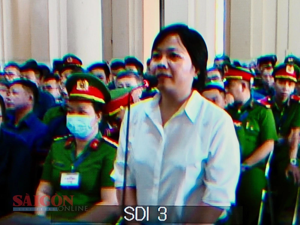 Bị cáo Lương Thị Hồng Quế (Giám đốc Phòng Phê duyệt tín dụng khách hàng doanh nghiệp SCB) trả lời HĐXX chiều 7-3. Ảnh: HOÀNG HÙNG z5226206012791-f3aca568510faf5d6b8850627c683e3c-58-393.jpg