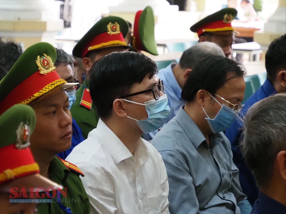 Bị cáo Trương Khánh Hoàng (cựu Quyền Tổng Giám đốc SCB) tại tòa, sáng 13-3. Ảnh: HOÀNG HÙNG z5243854218434-e5ee929cb0f837e44d15462c11075e18-1187-4976.jpg
