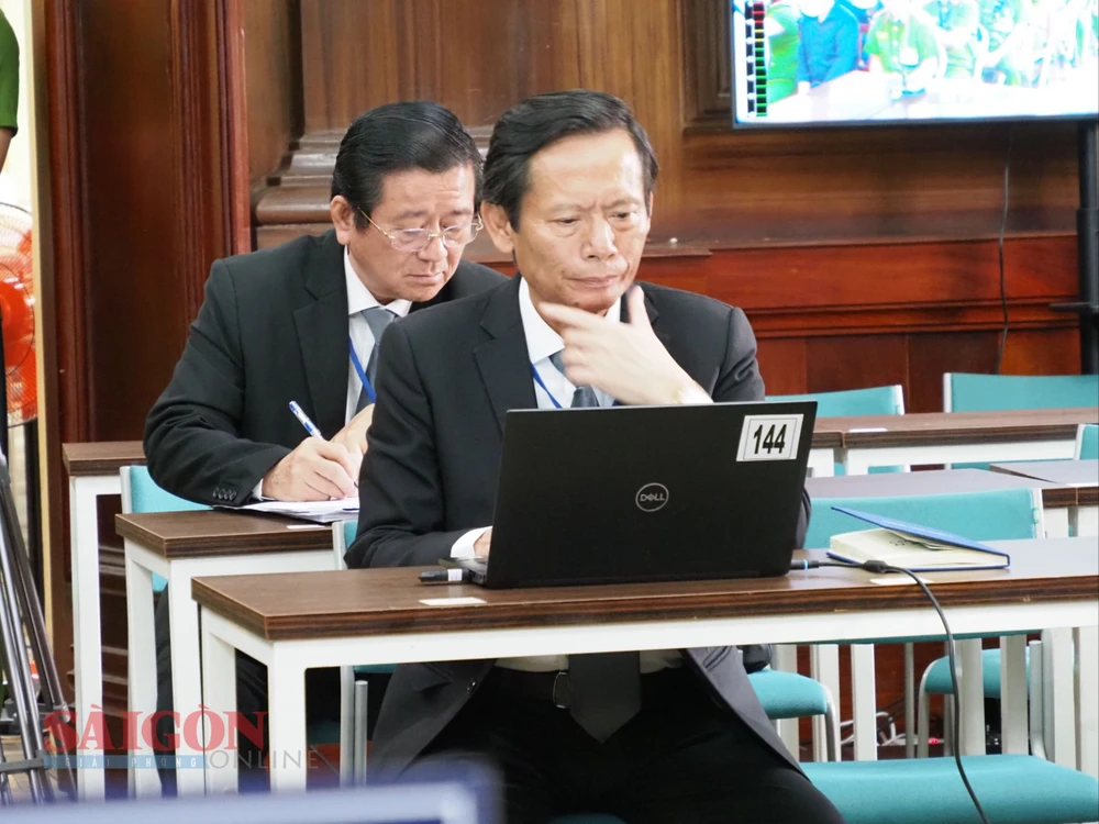 Luật sư Phan Trung Hoài, bào chữa cho bị cáo Trương Mỹ Lan (Chủ tịch HĐQT Tập đoàn Vạn Thịnh Phát) tại tòa, sáng 13-3. Ảnh: HOÀNG HÙNG z5243854291764-fadf06211f18a588fe80f1cfec9c40de-304-7150.jpg