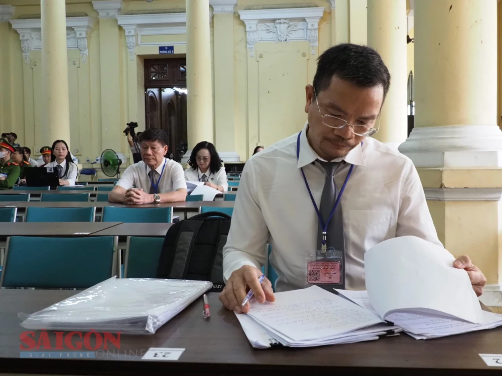 Luật sư Nguyễn Thành Công, bào chữa cho bị cáo Trần Thị Mỹ Dung (cựu Phó Tổng Giám đốc SCB) tại tòa, sáng 13-3. Ảnh: HOÀNG HÙNG z5243854306067-1d3c81b6db2afc0785698a4e4e66d6a1-5237-9169.jpg