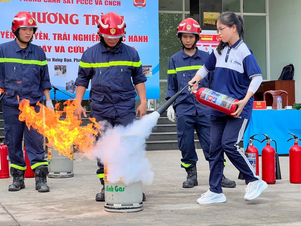 Gần 10.000 người dân, học sinh, sinh viên trải nghiệm, thực hành chữa cháy và cứu nạn