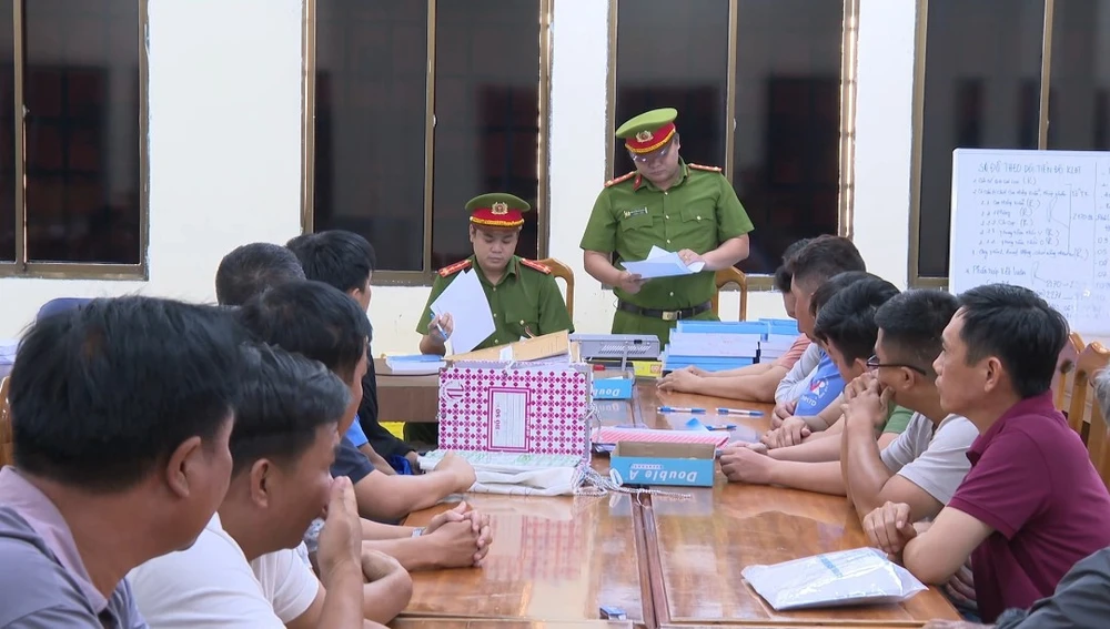 Các đối tượng trong vụ sai phạm ở các trung tâm đăng kiểm tại cơ quan công an