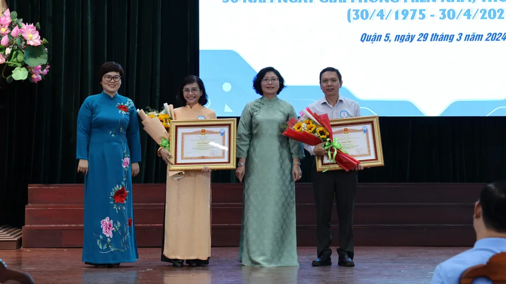 Lãnh đạo quận 5 tặng bằng khen của Thủ tướng Chính phủ đến 2 cá nhân có thành tích xuất sắc trong phong trào thi đua yêu nước, công tác khen thưởng năm 2023 z5296274698668_d53a60232afdbb5ffe87dd67c15fde29.jpg