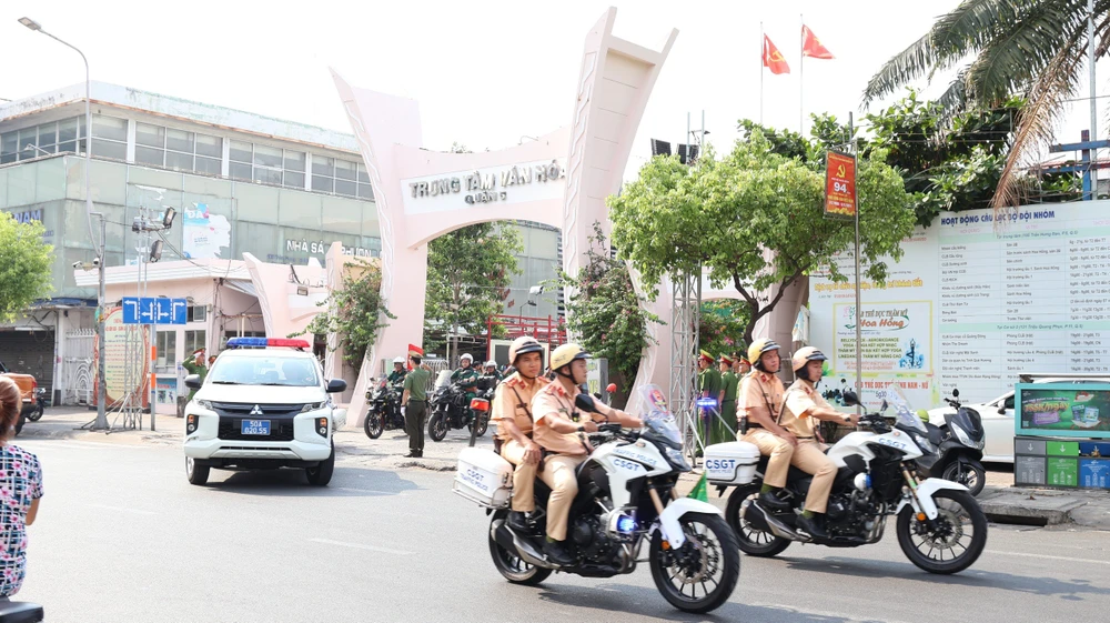 Công an TPHCM tuần tra đảm bảo an toàn giao thông dịp lễ