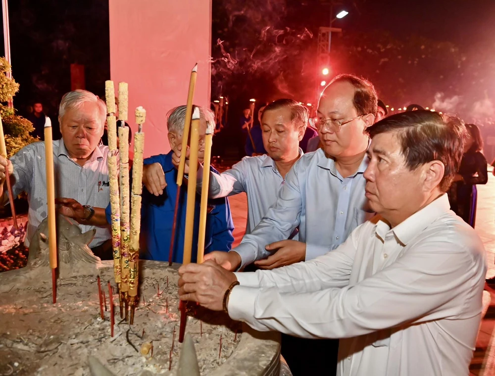 Các lãnh đạo, nguyên lãnh của TPHCM cùng các đoàn viên thanh niên dâng hương, thắp nến tại Nghĩa trang Liệt sĩ TPHCM. Ảnh: VIỆT DŨNG