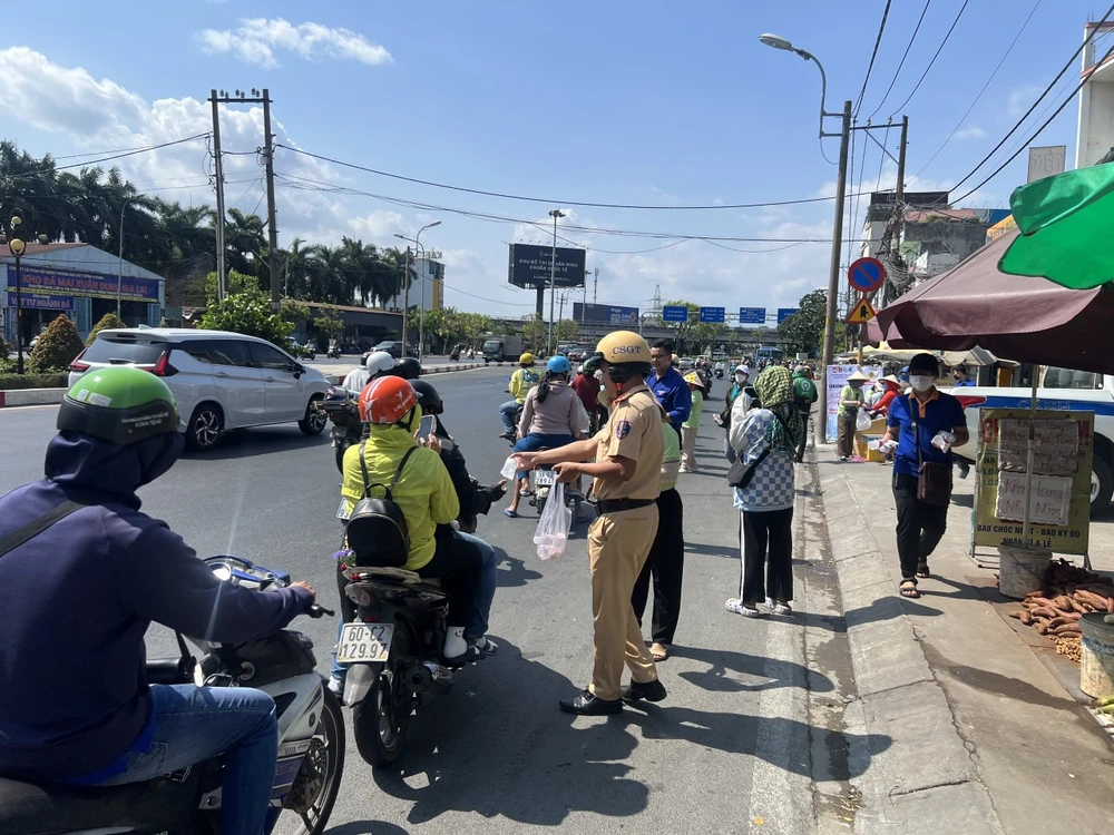 CSGT TPHCM hỗ trợ nước, khăn lạnh... cho người dân trên đường về quê nghỉ lễ z5386095219173_8f329d334f825ea38894fdcd2f10b542.jpg