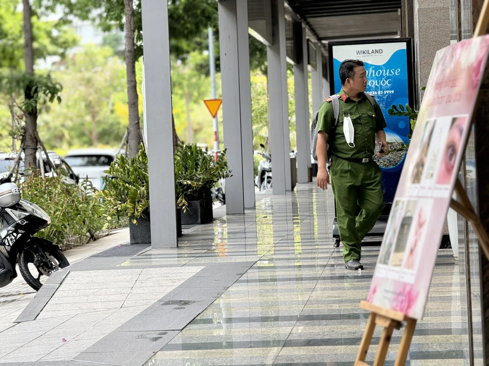 Công an có mặt tại hiện trường trưa 13-5.