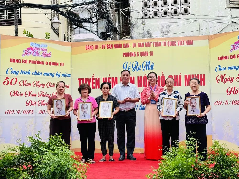 Lãnh đạo quận 10 và phường 8 tặng ảnh Bác Hồ đến các hộ dân z5449976228465_8e9a5d7788ce513335d6a562614896c3.jpg
