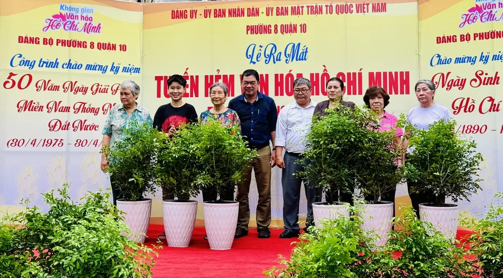 Lãnh đạo quận 10 và phường 8 tặng cây xanh đến các hộ dân z5449984131174_9cd79c342d32747629cbb86fef9c6681.jpg