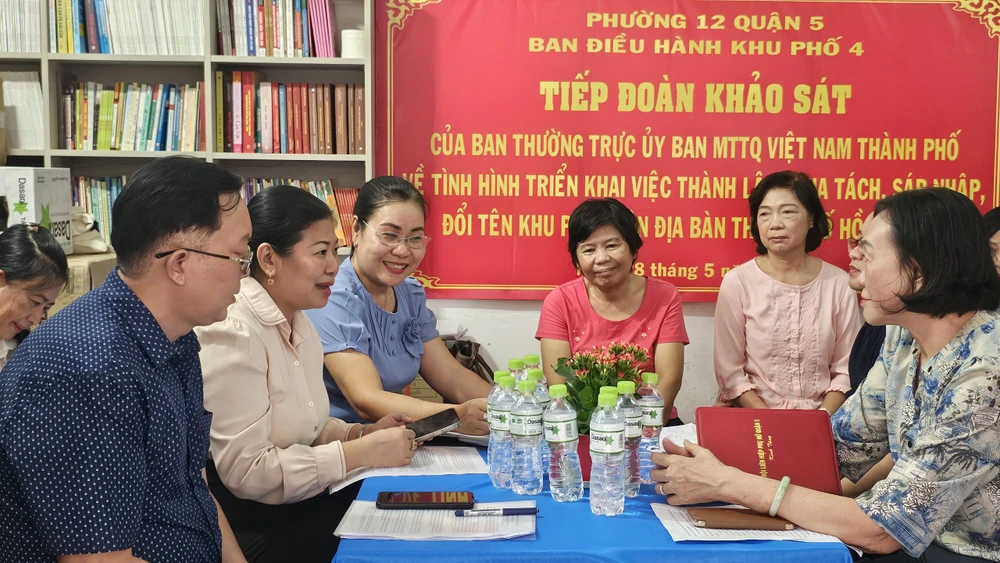 Đoàn khảo sát làm việc với đại diện khu phố 4 (phường 12, quận 5)